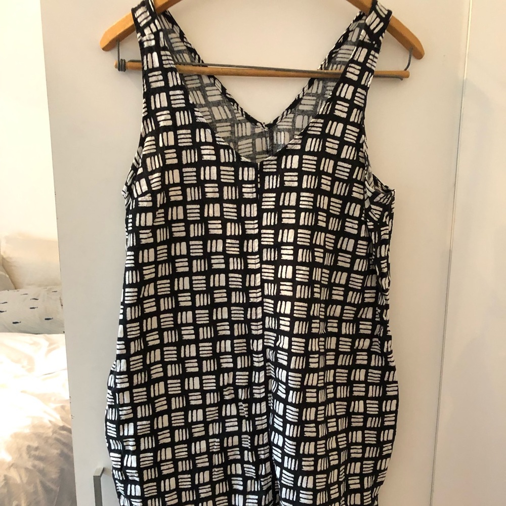 Linen summer dress in black and white